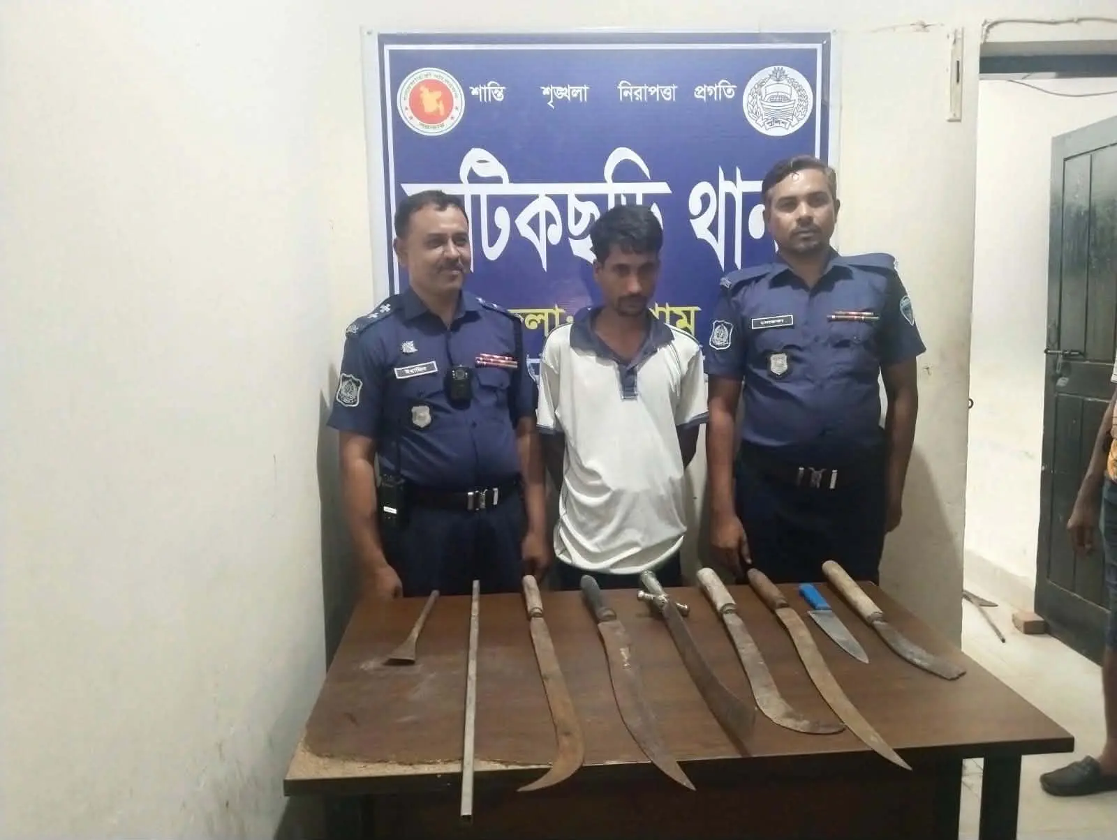 ফটিকছড়িতে ডেভিড ইমনের সহযোগী ‘টেস্টার মোবারক’ অস্ত্রসহ গ্রেপ্তার