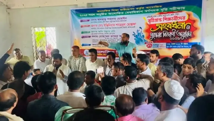 চকরিয়ায় বৃত্তির পুরস্কার নিয়ে প্রতারণার অভিযোগ, বিক্ষোভ ও অবরোধ
