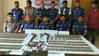 চকরিয়ায় ডাকাতদলের ৫ সদস্য গ্রেপ্তার, অস্ত্র ও ৮২৫টি গুলি উদ্ধার