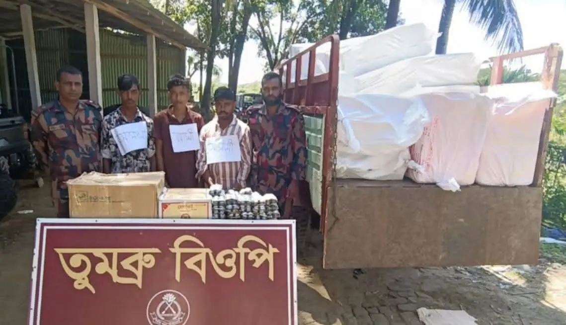 নাইক্ষ্যংছড়ির ঘুমধুম সীমান্তে ট্রাকভর্তি ওষুধসহ আটক ৩