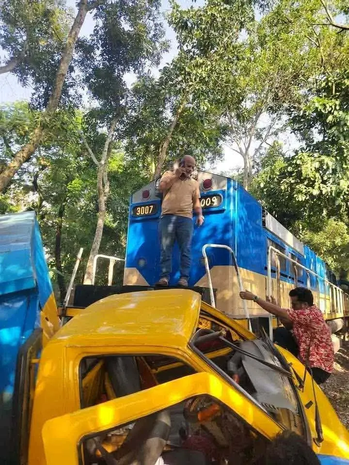পটিয়ায় কক্সবাজার এক্সপ্রেসের সঙ্গে কাভার্ডভ্যানের সংঘর্ষ, ৩ বগি লাইনচ্যুত, চট্টগ্রাম-কক্সবাজার রুটে ট্রেন চলাচল বন্ধ