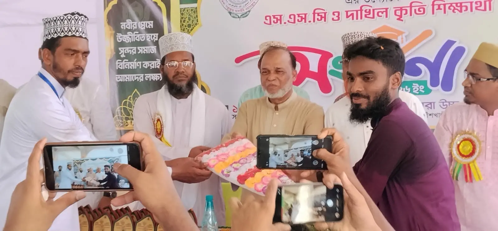 বাঁশখালীর কাথরিয়ায় শতাধিক কৃতী শিক্ষার্থীকে সংবর্ধনা দিল হুব্বে মোস্তফা ফাউন্ডেশন