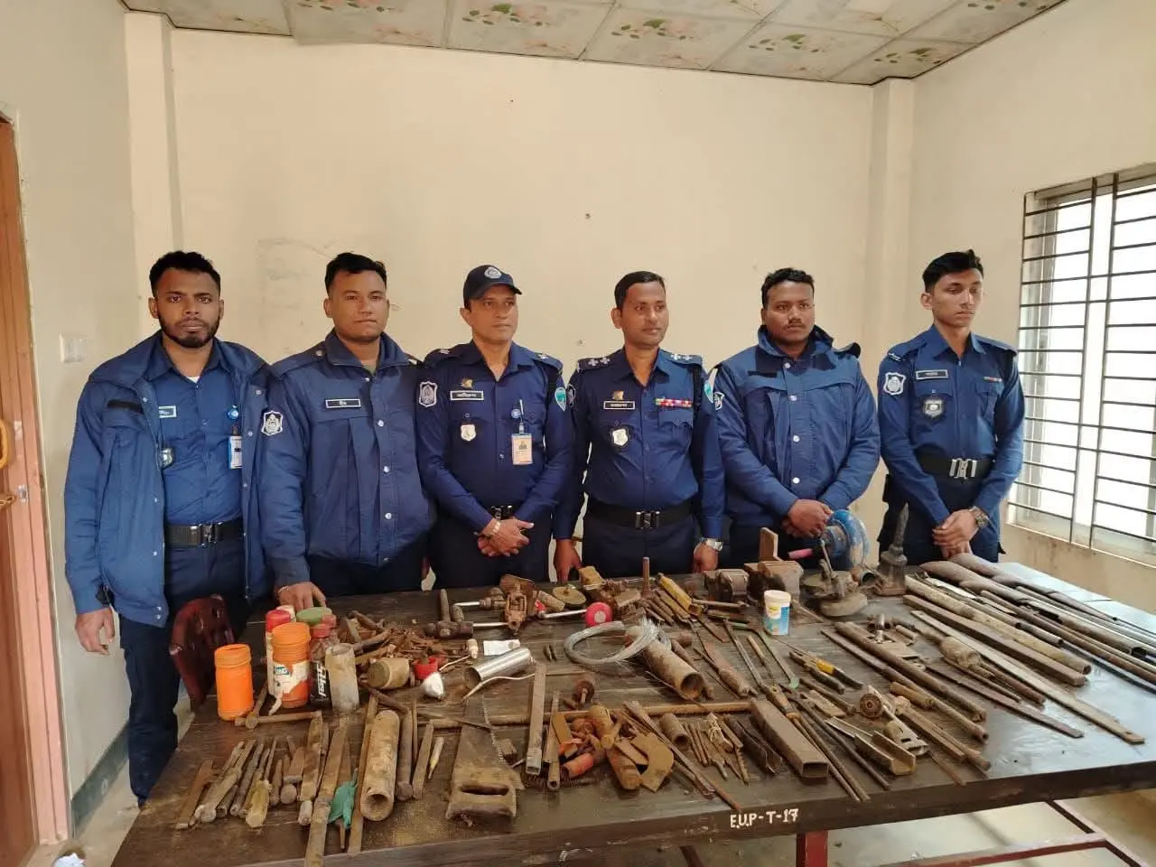 ঈদগড়ে আইনশৃঙ্খলা রক্ষায় দায়িত্বশীল ভূমিকা রাখছেন এসআই খোরশেদ