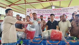বলিবাজারে অগ্নিকাণ্ডে ক্ষতিগ্রস্ত ১৪ ব্যবসায়ীকে পার্বত্য জেলা পরিষদের ঢেউটিন ও নগদ অর্থ প্রদান