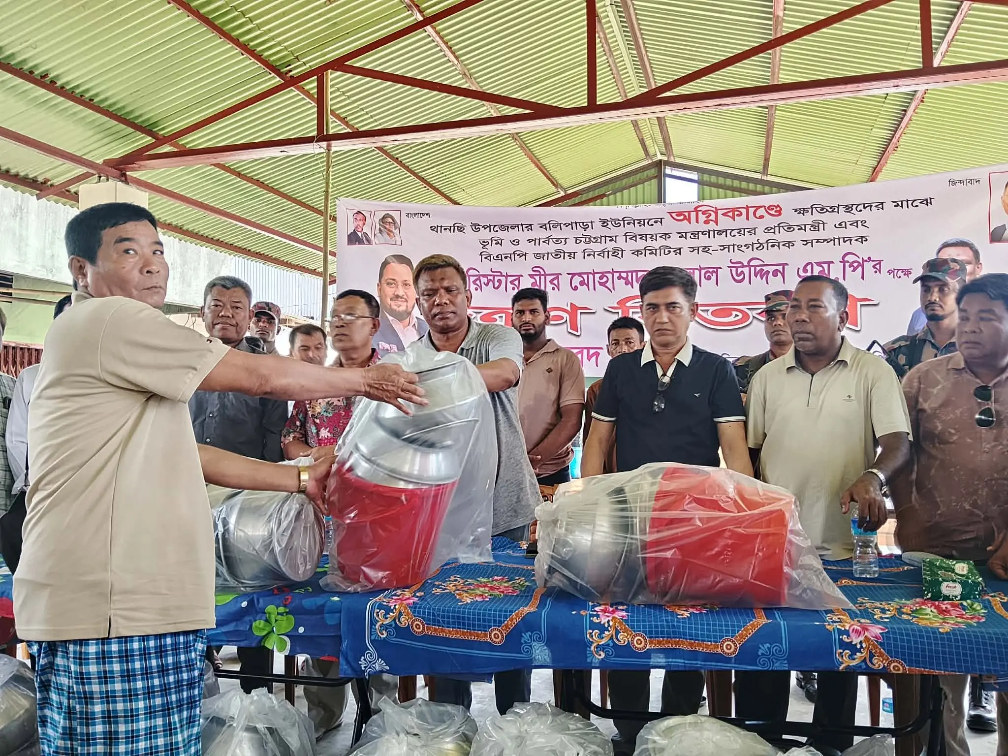 বলিবাজারে অগ্নিকাণ্ডে ক্ষতিগ্রস্ত ১৪ ব্যবসায়ীকে পার্বত্য জেলা পরিষদের ঢেউটিন ও নগদ অর্থ প্রদান