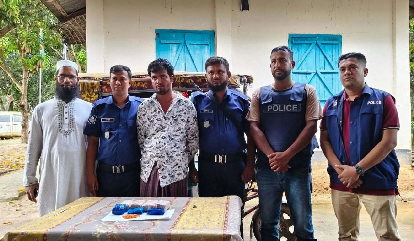 নাইক্ষ্যংছড়ির ঘুমধুমে ১০ হাজার ইয়াবা ও টমটমসহ ১ জন আটক