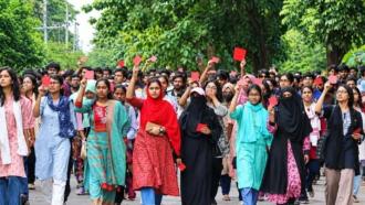 চুয়েটের নতুন উপাচার্যকে লাল কার্ড দেখিয়ে শিক্ষার্থীদের প্রত্যাখ্যান
