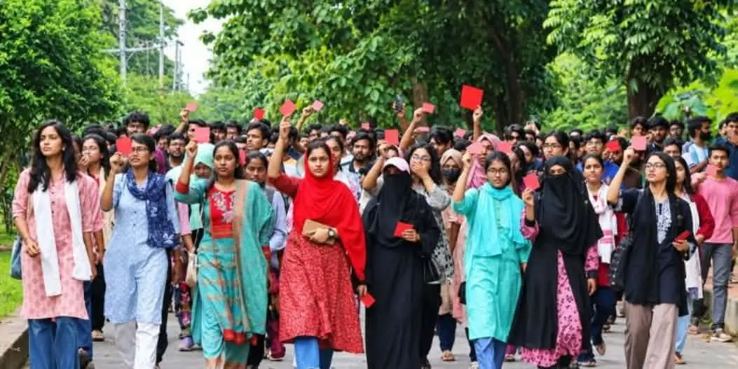 চুয়েটের নতুন উপাচার্যকে লাল কার্ড দেখিয়ে শিক্ষার্থীদের প্রত্যাখ্যান