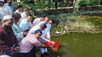পটিয়ায় ৪৭টি প্রাতিষ্ঠানিক জলাশয়ে ২৫০ কেজি পোনা মাছ অবমুক্ত করলেন এমপি এনামুল হক