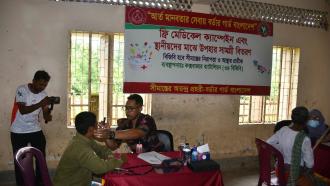 নাইক্ষ্যংছড়ির ফাত্রাঝিরিতে বিজিবির পক্ষ থেকে ৩৩০ জন মানুষের ফ্রি চিকিৎসা ও ওষুধ বিতরণ