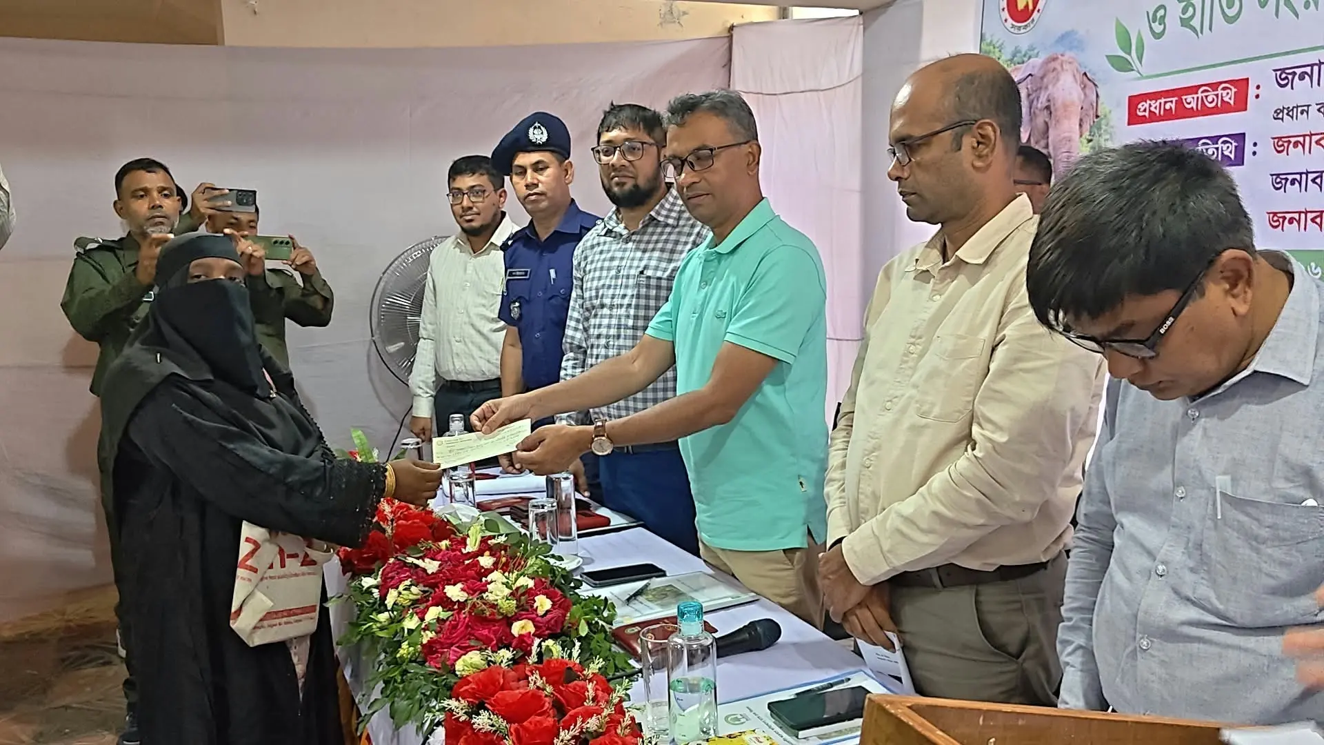 লামায় বন্যহাতির আক্রমণে ক্ষতিগ্রস্ত ৬৬ জনের মাঝে ২১ লাখ ৫৯ হাজার টাকার চেক বিতরণ