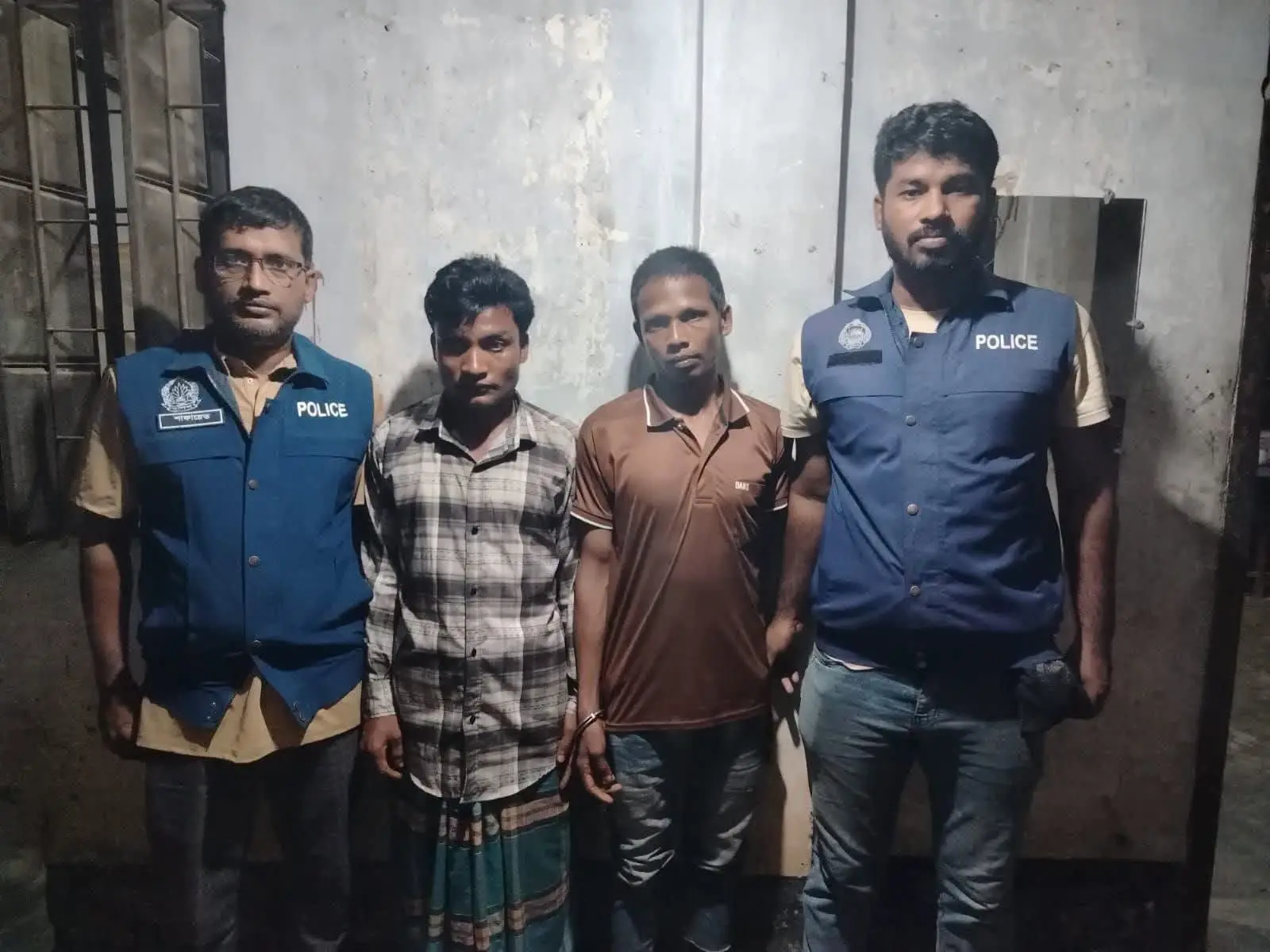 রামুর ঈদগড়ে পুলিশের অভিযানে জোড়া খুনের পলাতক আসামিসহ আটক ২