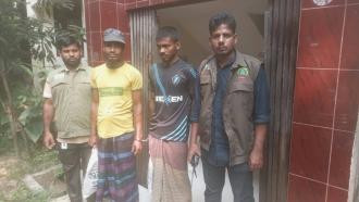 রামুর ঈদগড়ে সামাজিক বনায়ন থেকে গাছ কাটার সময় দু'জন আটক