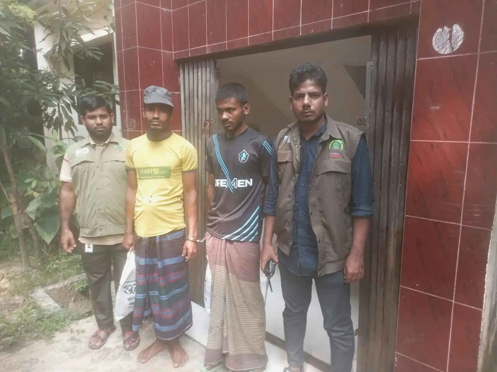 রামুর ঈদগড়ে সামাজিক বনায়ন থেকে গাছ কাটার সময় দু'জন আটক