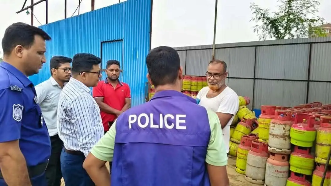 আনোয়ারা উপজেলায় বাড়তি দামে এলপিজি সিলিন্ডার বিক্রি, চার ব্যবসায়ীকে ১ লাখ টাকা জরিমানা