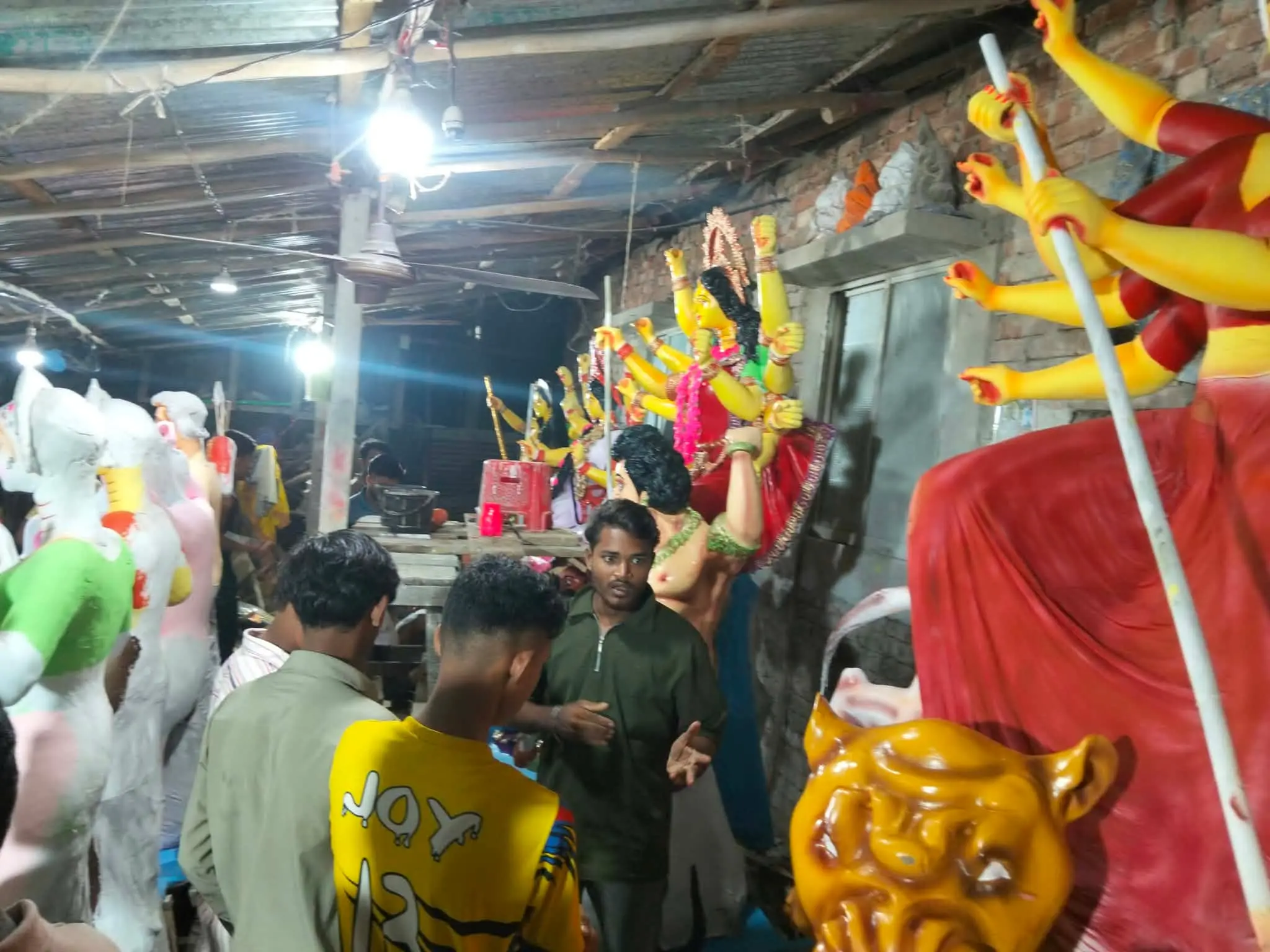 আনোয়ারায় তর্কাতর্কির জেরে প্রতিমালয়ে হামলা, আহত ১