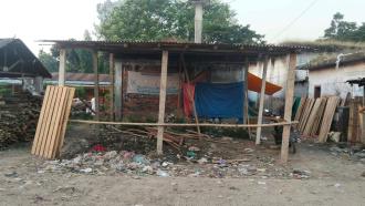 বটতলী রুস্তমহাটে বাস স্ট্যান্ড দখল করে ইজারাদারের দোকান নির্মাণ!
