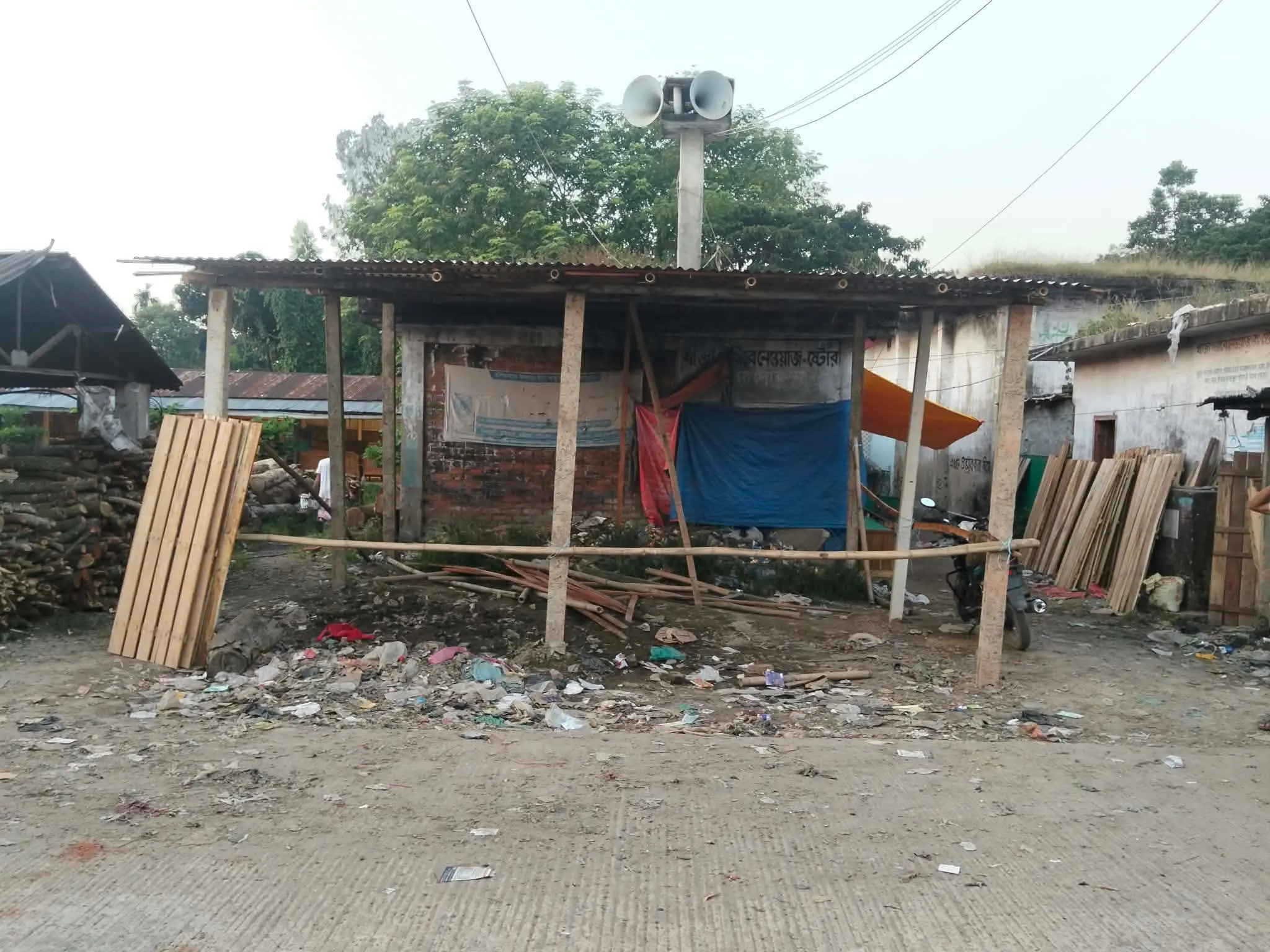 বটতলী রুস্তমহাটে বাস স্ট্যান্ড দখল করে ইজারাদারের দোকান নির্মাণ!