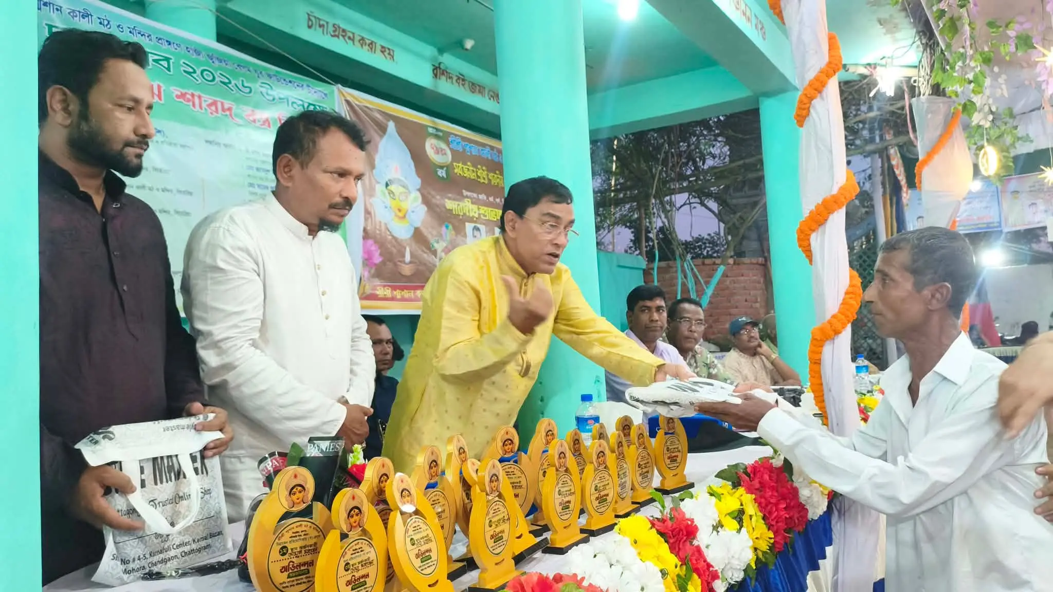 ফটিকছড়িতে হাজী জুজিয়া বেগম যুব ফাউন্ডেশনের শারদীয় বস্ত্র বিতরণ