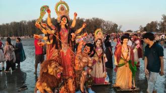 দেবীর চরণে সিঁদুর ও শোভাযাত্রার মাধ্যমে পারকি সৈকতে প্রতিমা বিসর্জন