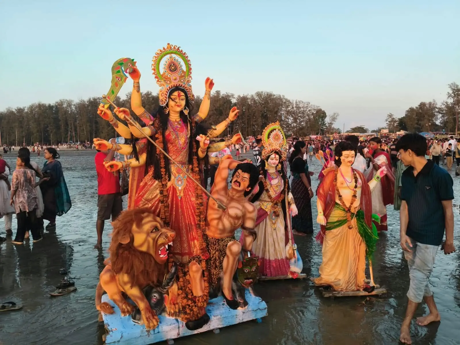 দেবীর চরণে সিঁদুর ও শোভাযাত্রার মাধ্যমে পারকি সৈকতে প্রতিমা বিসর্জন