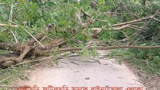 রাস্তায় গুঁড়ি ফেলে অবরোধ চলছে খাগড়াছড়িতে, যান চলাচল বন্ধ