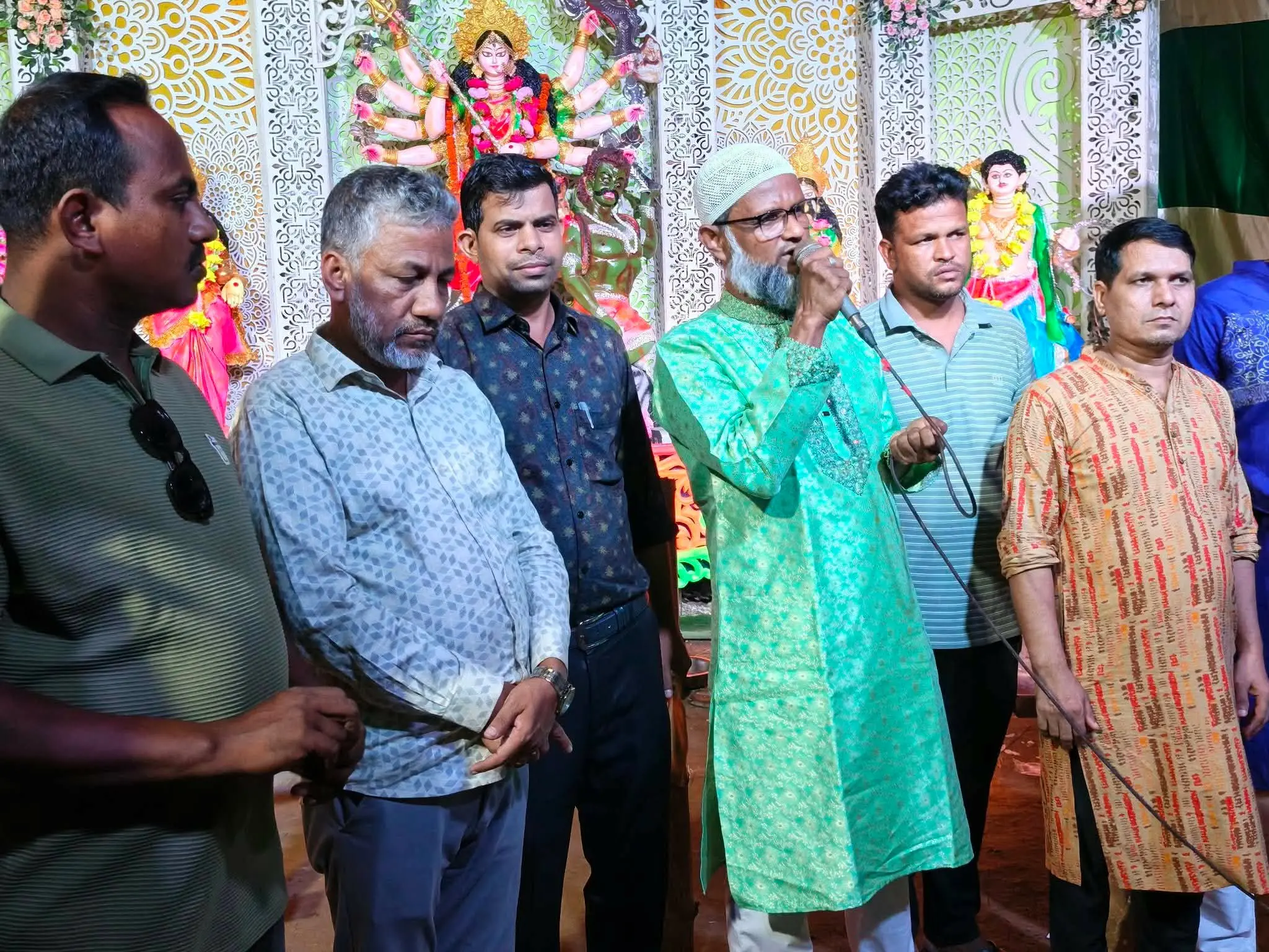 ‘হিন্দুরা সংখ্যালঘু নয়, সবাই বাংলাদেশি’— নাগরিক ঢেমশায় পূজা মণ্ডপ পরিদর্শনকালে ভারপ্রাপ্ত চেয়ারম্যান আবু তাহের