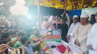 ভূজপুরে ওয়ার্ডভিত্তিক গোল্ডকাপ ফুটবলে চ্যাম্পিয়ন ৮ নম্বর ওয়ার্ডফটিকছড়ির প্রথম স্টেডিয়াম বা ক্রীড়া কমপ্লেক্স ভূজপুরে হবে: সরোয়ার আলমগীর এমপি