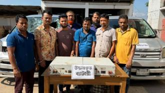 চট্টগ্রাম ও কুমিল্লায় অভিযান: মোবাইল টাওয়ারের ব্যাটারি চুরির আন্তজেলা চক্রের ৬ সদস্য গ্রেপ্তার, ২টি মাইক্রোবাস ও ৬ লাখ টাকা মূল্যের ব্যাটারি উদ্ধার