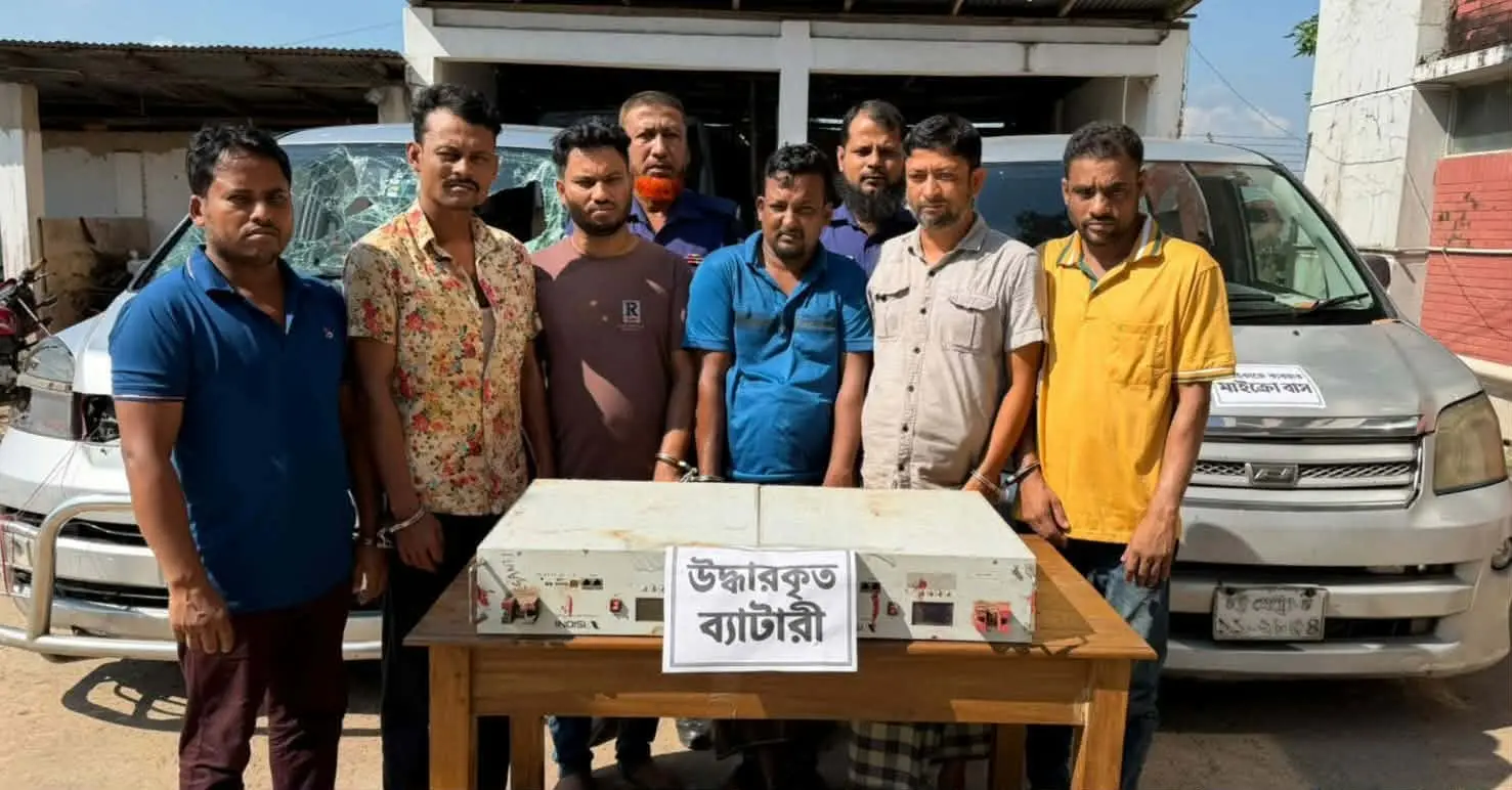 চট্টগ্রাম ও কুমিল্লায় অভিযান: মোবাইল টাওয়ারের ব্যাটারি চুরির আন্তজেলা চক্রের ৬ সদস্য গ্রেপ্তার, ২টি মাইক্রোবাস ও ৬ লাখ টাকা মূল্যের ব্যাটারি উদ্ধার