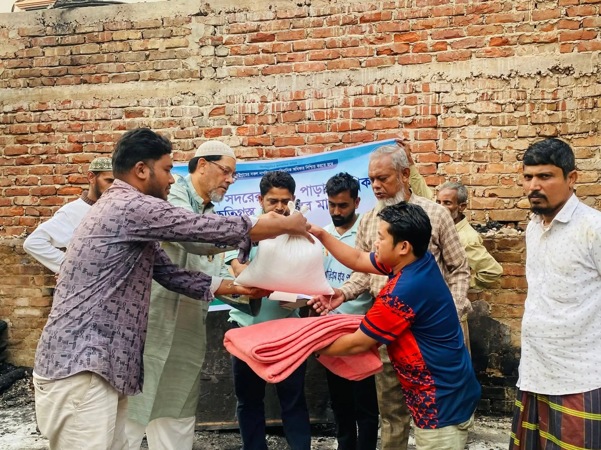 বান্দরবান পৌরসভার ৫ নম্বর ওয়ার্ডে ভয়াবহ অগ্নিকাণ্ড, ক্ষতিগ্রস্তদের পাশে কাজী মজিবুর রহমান