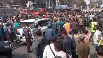 চট্টগ্রাম বন্দর : শ্রমিক-কর্মচারীদের তোপের মুখে নৌ উপদেষ্টা