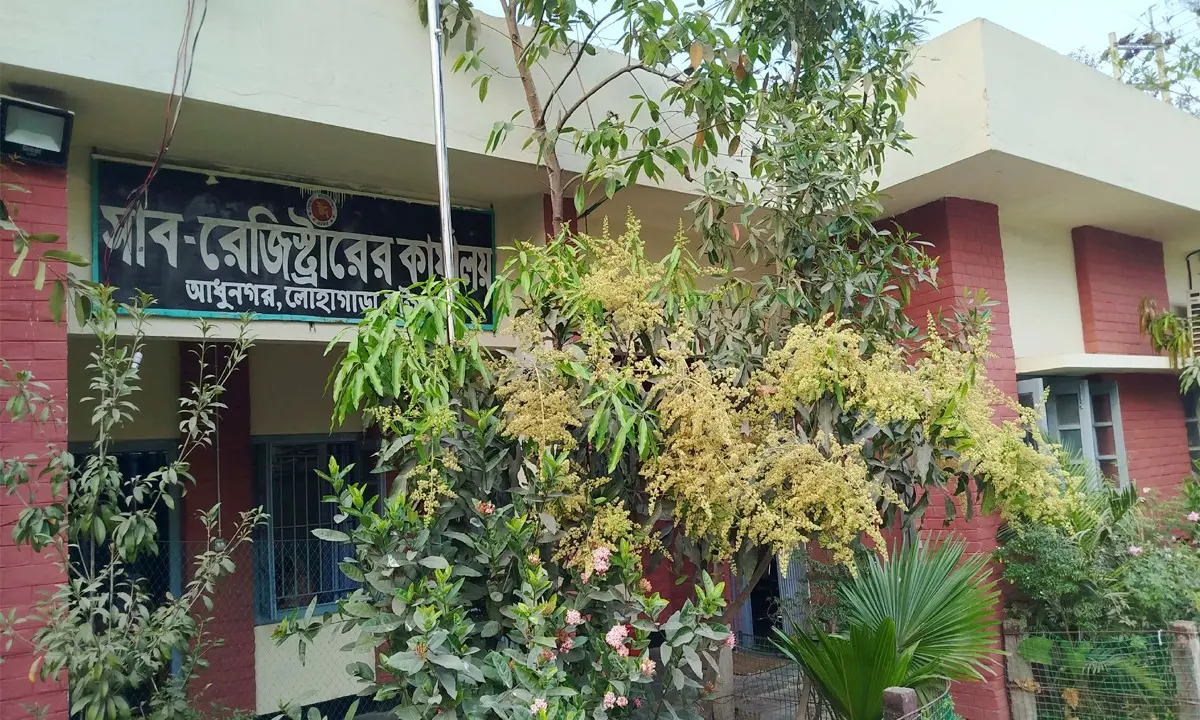 লোহাগাড়ায় সাব-রেজিস্ট্রি অফিসে বাগবিতণ্ডা, চাঁদা দাবির অভিযোগে মামলা