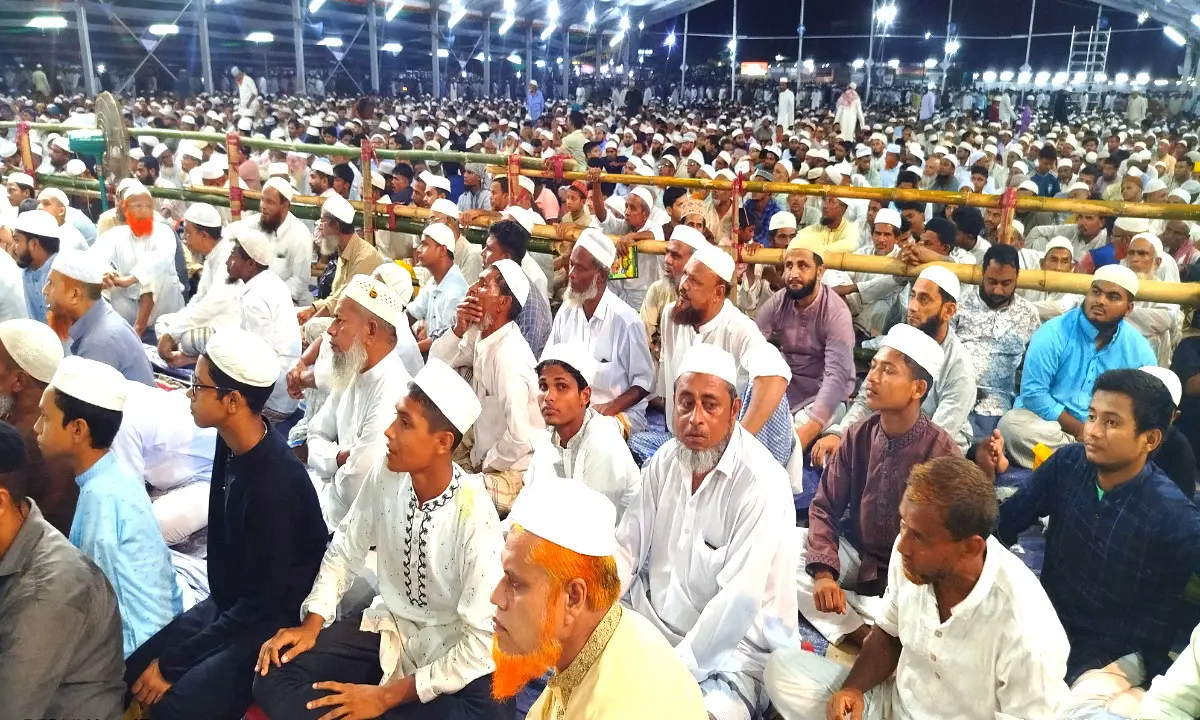 চুনতির সীরত ময়দানে মুসল্লিদের ঢল, শেষ রাতে আখেরি মোনাজাত
