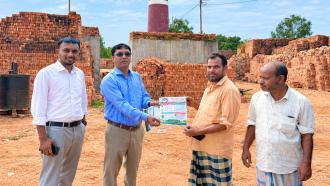 লোহাগাড়ায় অবৈধ ইটভাটায় সতর্কতামূলক লিফলেট বিতরণ