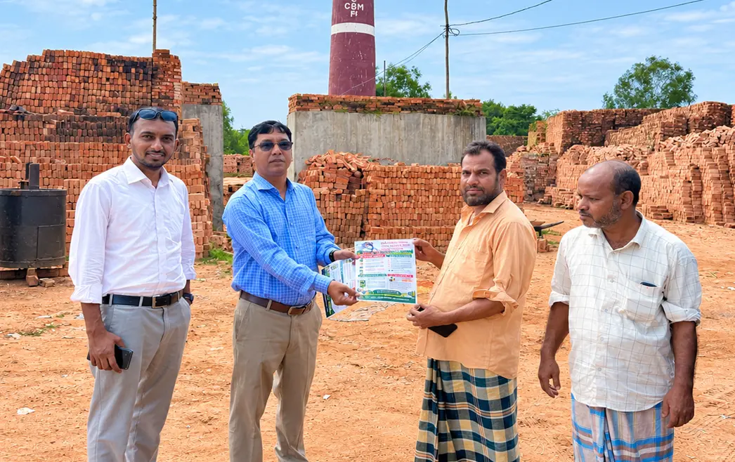 লোহাগাড়ায় অবৈধ ইটভাটায় সতর্কতামূলক লিফলেট বিতরণ