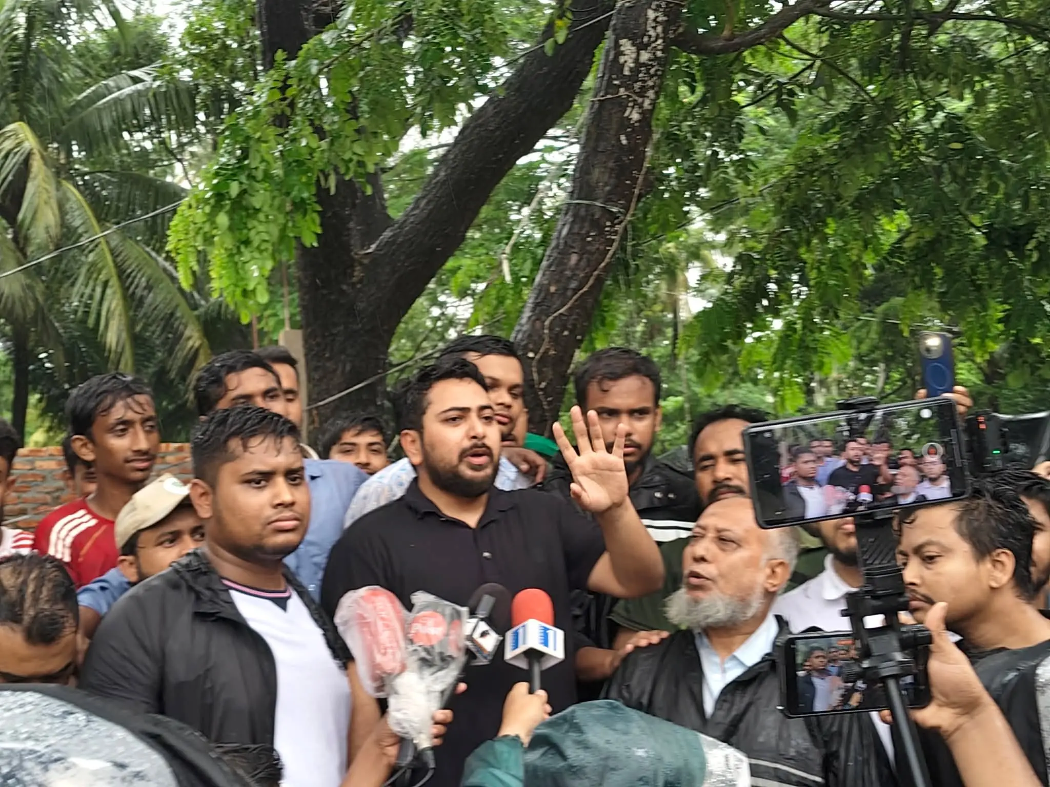 বেড়িবাঁধের টাকা দূর্নীতি করতে দেওয়া হবেনা-আনোয়ারায় নাহিদ ইসলাম এমপি