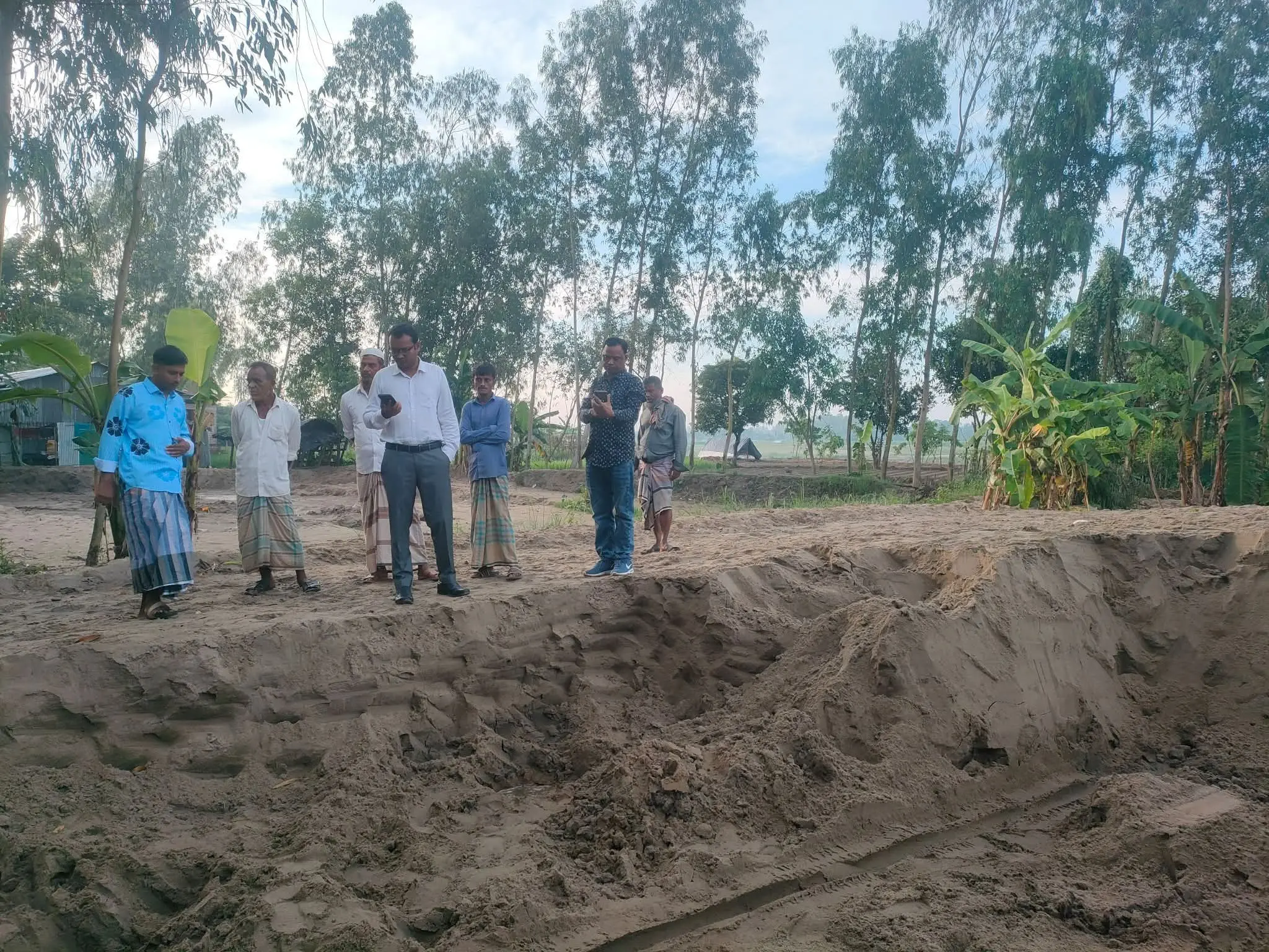 চকরিয়ায় মধ্যরাতে অবৈধ বালু উত্তোলন, দুটি ডাম্পার আটক, স্যালু মেশিন ধ্বংস ও জব্দ