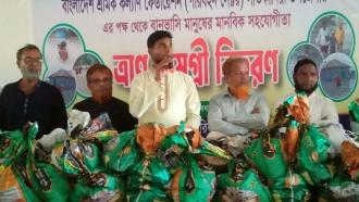 বন্যায় ক্ষতিগ্রস্ত পরিবহন শ্রমিকদের শ্রমিক কল্যাণ ফেডারেশনের ত্রাণ বিতরণ