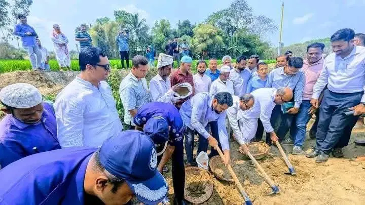 রামুর উখিয়ারঘোনায় খাল খননের উদ্ভোধন করেন এমপি লুৎফর রহমান কাজল