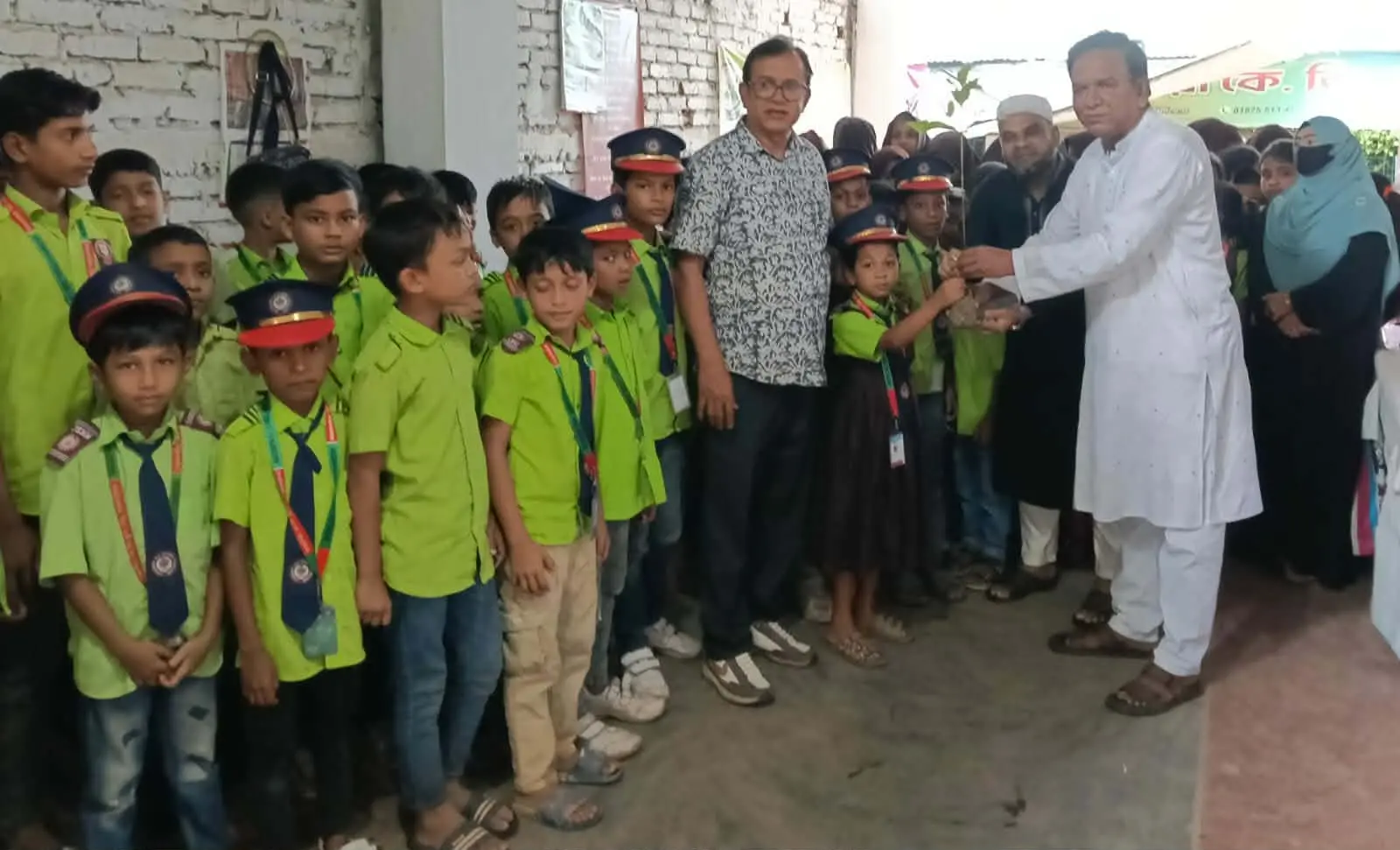 রামুর কচ্ছপিয়া কে.জি. স্কুলে দুই দিনের বৃক্ষচারা বিতরণ শুরু
