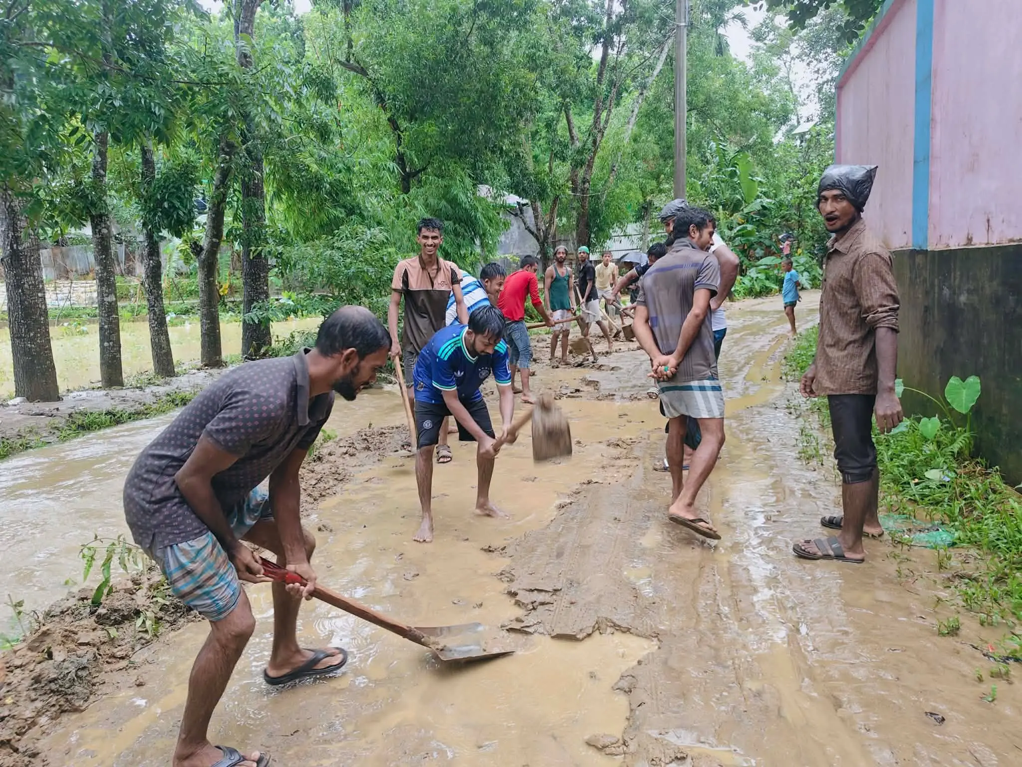 লামায় সড়কে জমে থাকা কাদামাটি সরিয়ে প্রশংসা কুড়িয়েছেন একদল যুবক