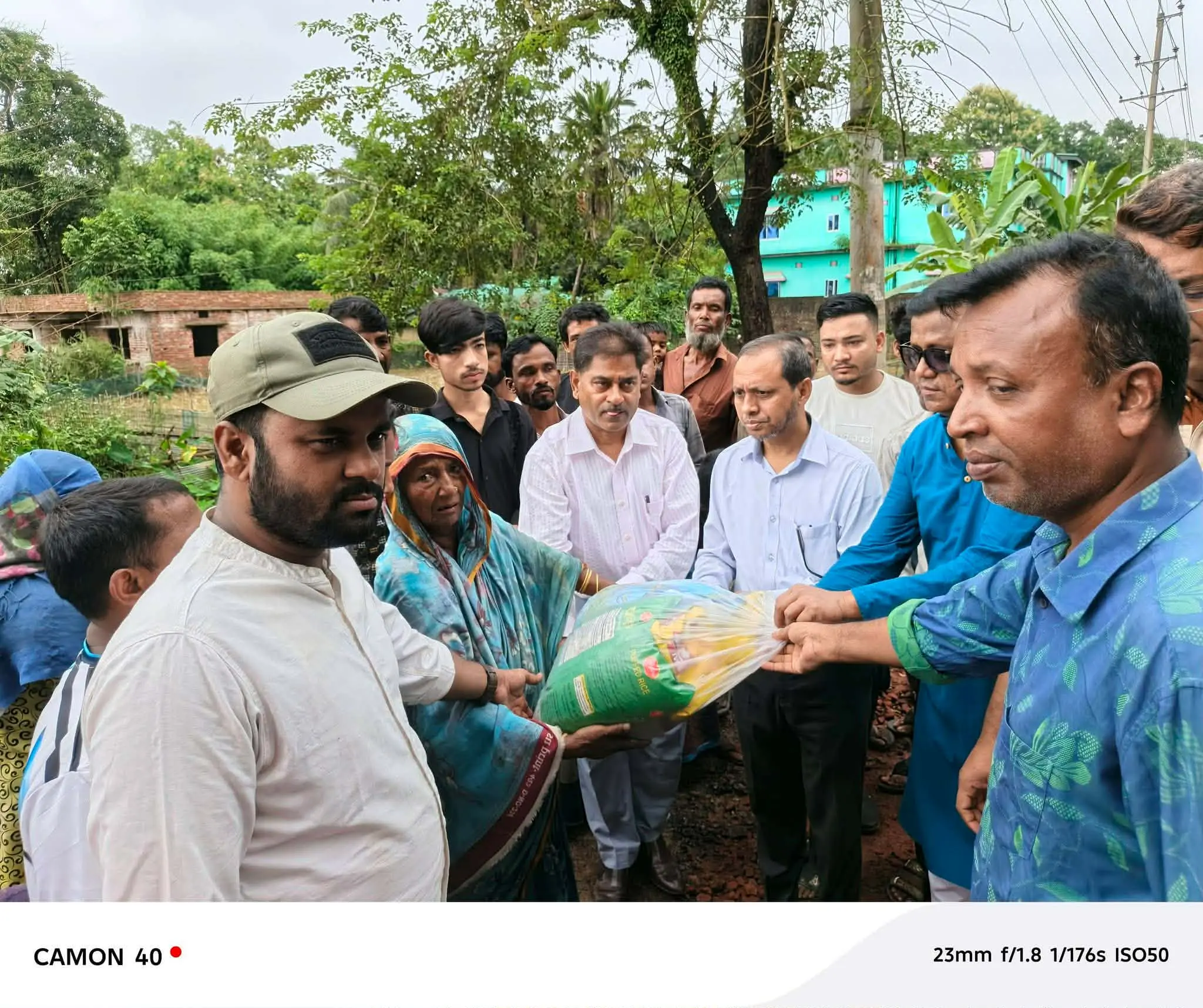 ঈদগড়ে বন্যা কবলিত এলাকা পরিদর্শন ও ত্রাণ বিতরণ করলেন জেলা প্রশাসক ‎