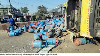 মীরসরাইয়ে পৃথক দুর্ঘটনায় নিহত ১, সাংবাদিক সহ আহত ৩