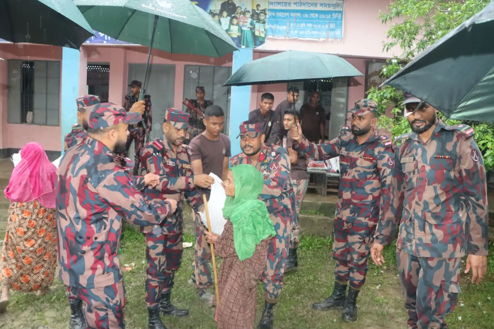 আলীকদমে বন্যাদুর্গতদের পাশে ৫৭ বিজিবি, আশ্রয়কেন্দ্রে ত্রাণ বিতরণ