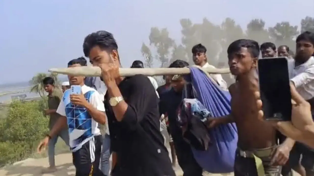 টেকনাফে সীমান্তে মাইন বিস্ফোরণে জেলের পা বিচ্ছিন্ন, শিশুর সুচিকিৎসার দাবিতে বিক্ষোভ