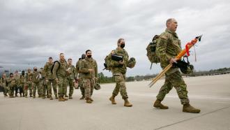 কাতার-বাহরাইনের ঘাঁটি থেকে শত শত সেনা সরিয়ে নিচ্ছে যুক্তরাষ্ট্র