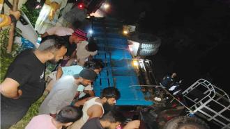 লামায় মুরগীর খাদ্য বোঝাই গাড়ি উল্টে চালকের মৃত্যু