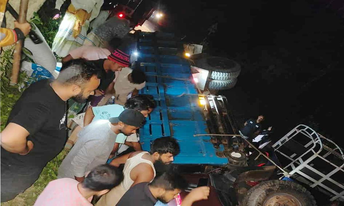 লামায় মুরগীর খাদ্য বোঝাই গাড়ি উল্টে চালকের মৃত্যু