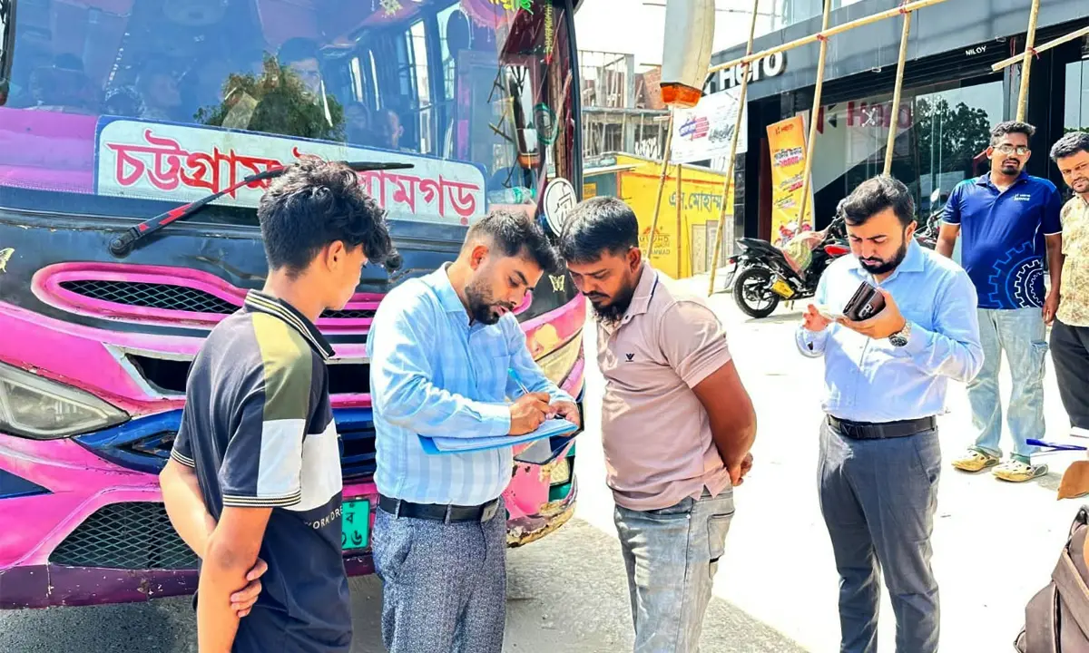 ফটিকছড়িতে পরিবেশ দূষণ করায় পাঁচ যানবাহনকে জরিমানা